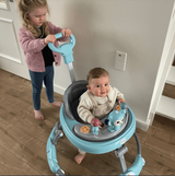 Een loopstoel voor baby's, ook bekend als babywalker of loopwagen, om de eerste stapjes te ondersteunen