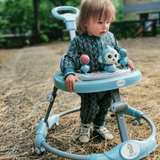 Een loopstoel voor baby's, ook bekend als babywalker of loopwagen, om de eerste stapjes te ondersteunen