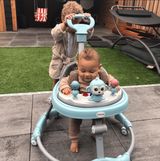 Een loopstoel voor baby's, ook bekend als babywalker of loopwagen, om de eerste stapjes te ondersteunen