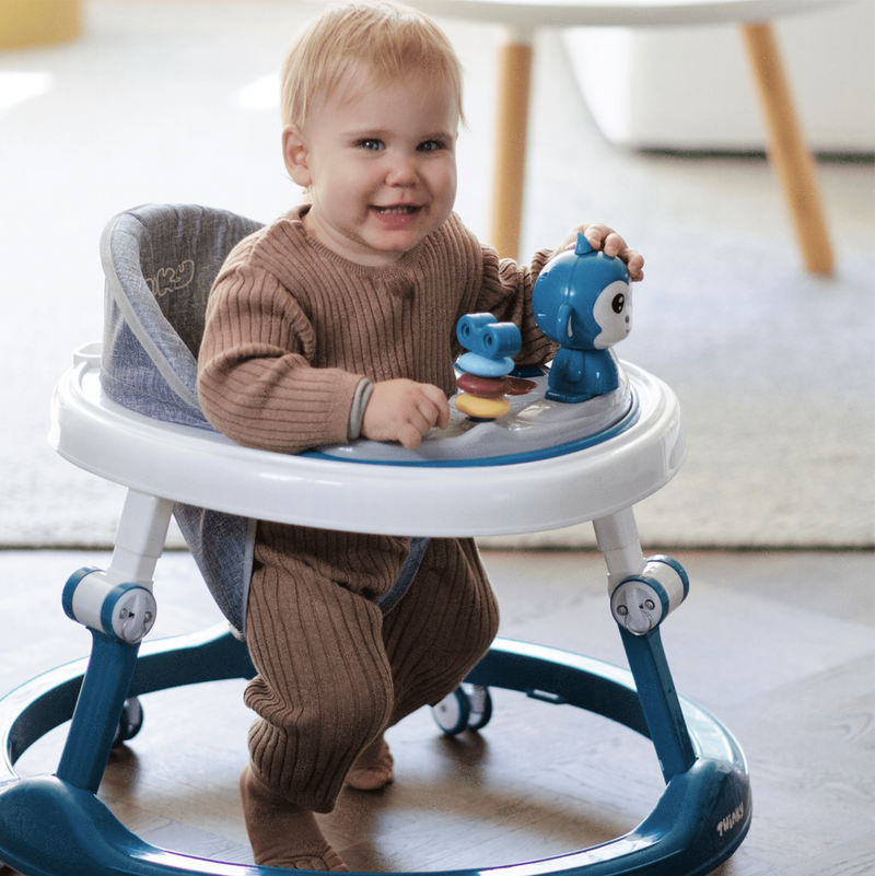 Een Roze loopstoel voor baby's, ook bekend als babywalker of loopwagen, om de eerste stapjes te ondersteunen