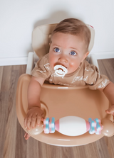 Een inklapbare kinderstoel die ook als kinderstoeltje en tafel kan dienen, ideaal als meegroeiende stoel voor baby's.