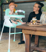 Een inklapbare kinderstoel die ook als kinderstoeltje en tafel kan dienen, ideaal als meegroeiende stoel voor baby's.